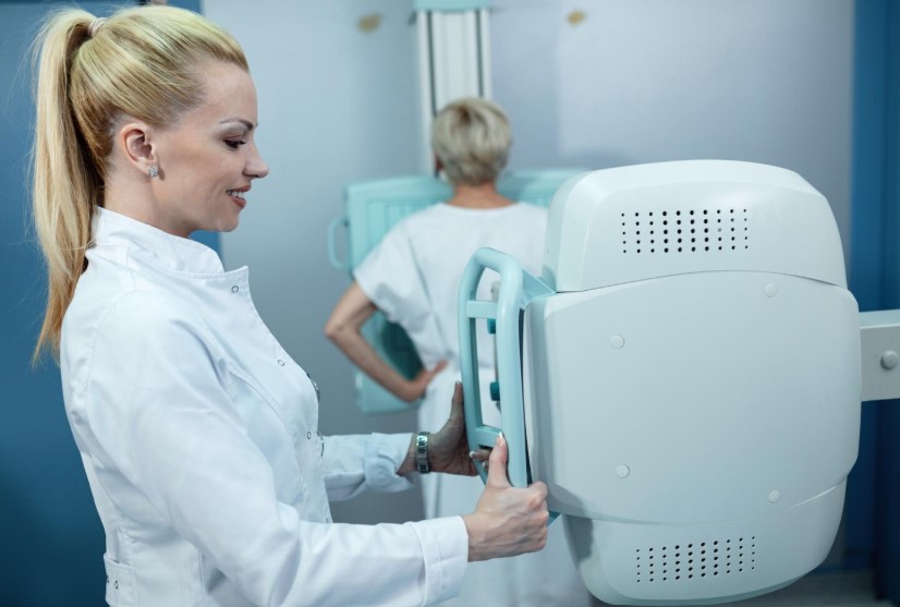 Современная диагностика уплотнений в груди: УЗИ, маммография и при необходимости биопсия позволяют отличить безобидные узлы от опасных состояний в Израильском медицинском центре