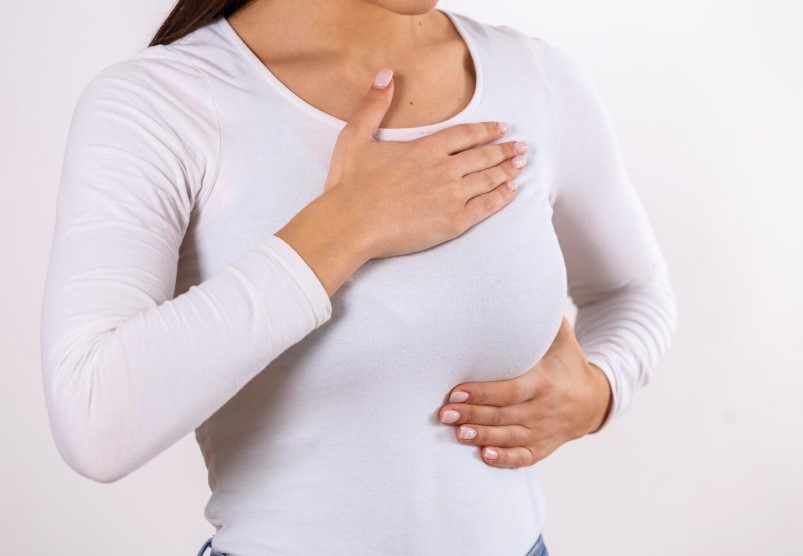 Самообследование груди помогает вовремя заметить изменения, но окончательный вердикт выносит только специалист после осмотра и анализов в Израильском медицинском центре